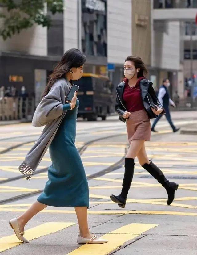 不上膝、鞋不带跟”却个个洋气又时髦凯发平台去了香港才发现满街都是“裙(图3)