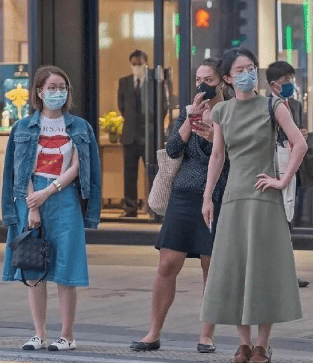 不上膝、鞋不带跟”却个个洋气又时髦凯发平台去了香港才发现满街都是“裙(图4)