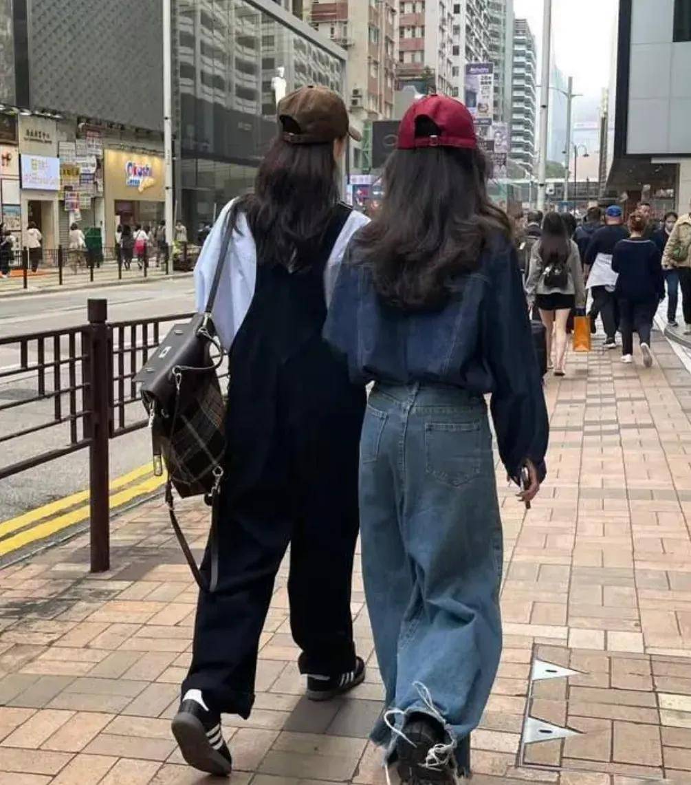 不上膝、鞋不带跟”却个个洋气又时髦凯发平台去了香港才发现满街都是“裙(图6)