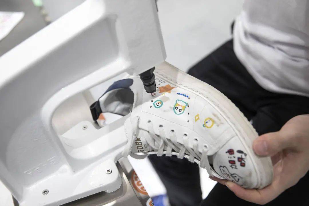 丨定制你的浪漫让爱步步生花k8凯发国际女士鞋履推荐(图2) 丨定制你的浪漫让爱步步生花k8凯发国际女士鞋履推荐(图2)