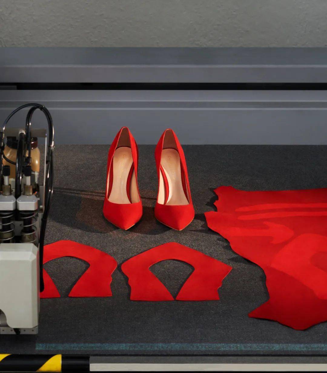 丨定制你的浪漫让爱步步生花k8凯发国际女士鞋履推荐(图7) 丨定制你的浪漫让爱步步生花k8凯发国际女士鞋履推荐(图7)